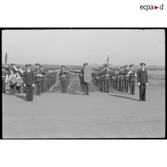 La&#x20;musique&#x20;de&#x20;l&#x27;air&#x20;d&#xE9;file&#x20;devant&#x20;les&#x20;officiers&#x20;sur&#x20;la&#x20;base&#x20;de&#x20;Reghaia.