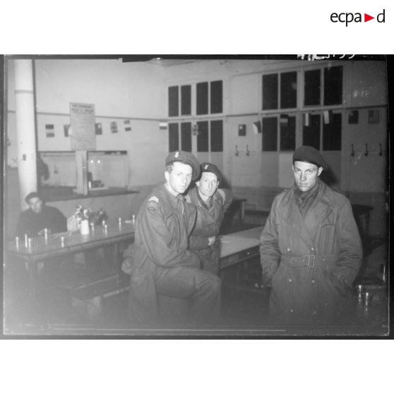 Les parachutistes français permissionnaires au centre d'accueil.