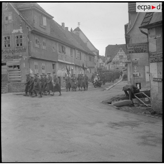 Défilé des troupes d'occupation françaises dans la ville allemande de Sachsenheim, à proximité de Suttgart.