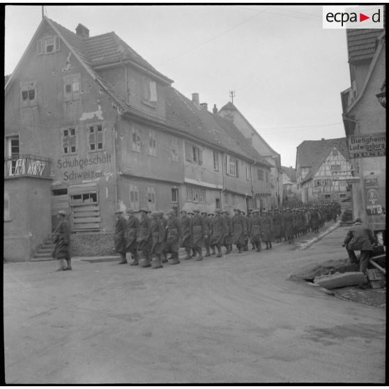 Défilé des troupes d'occupation françaises dans la ville allemande de Sachsenheim, à proximité de Suttgart.
