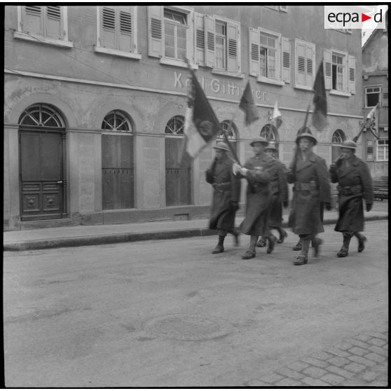 Défilé des troupes d'occupation françaises dans la ville allemande de Sachsenheim, à proximité de Suttgart.