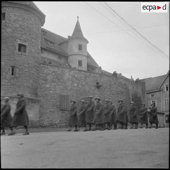 Défilé des troupes d'occupation françaises dans la ville allemande de Sachsenheim, à proximité de Suttgart.