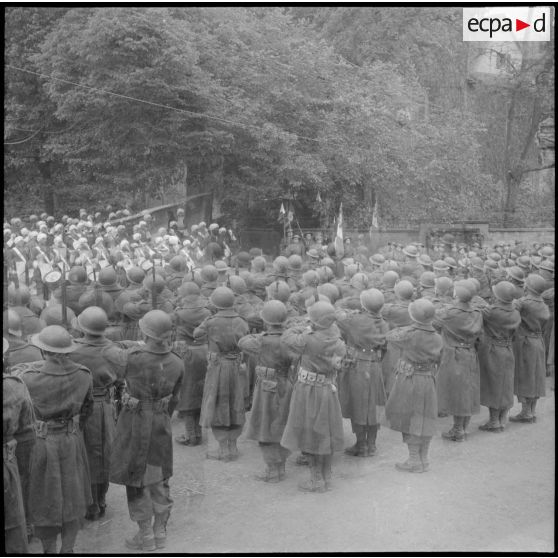 Rassemblement des troupes sur la place principale de la ville allemande de Sachsenheim, à proximité de Suttgart.<br>