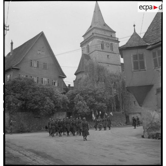 Défilé des troupes d'occupation françaises dans la ville allemande de Sachsenheim, à proximité de Suttgart.