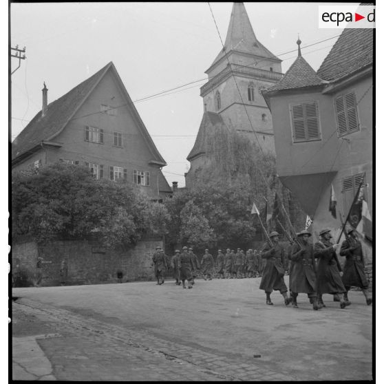 Défilé des troupes d'occupation françaises dans la ville allemande de Sachsenheim, à proximité de Suttgart.