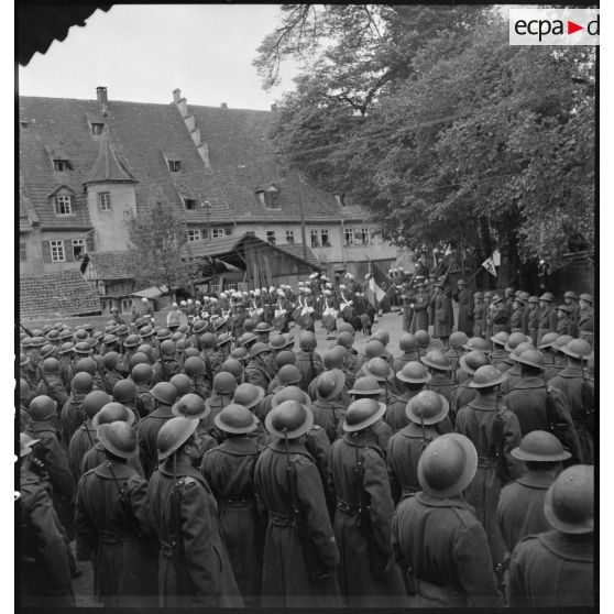 Rassemblement des troupes sur la place principale de la ville allemande de Sachsenheim, à proximité de Suttgart.<br>