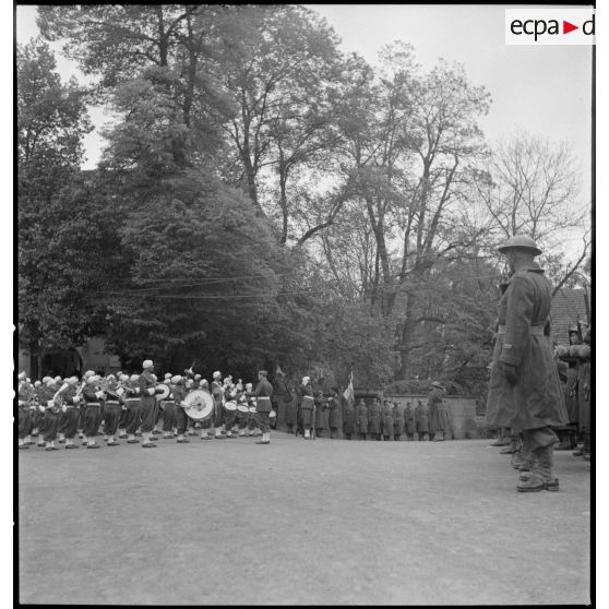 Rassemblement des troupes sur la place principale de la ville allemande de Sachsenheim, à proximité de Suttgart.<br>