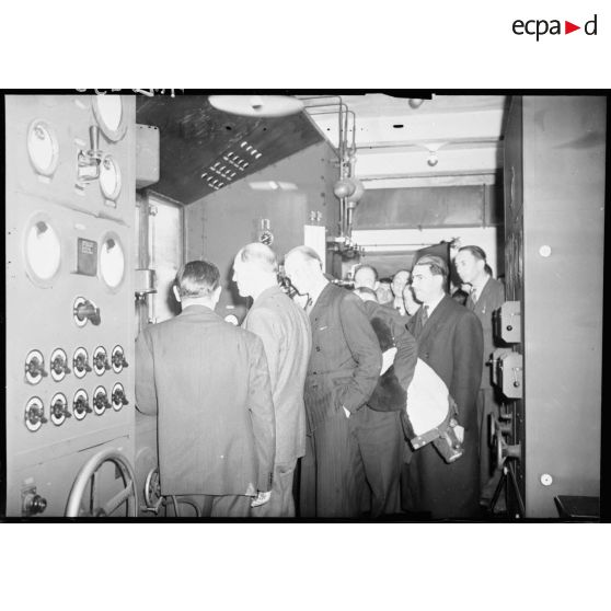 Charles Tillon devant les machines-outils.