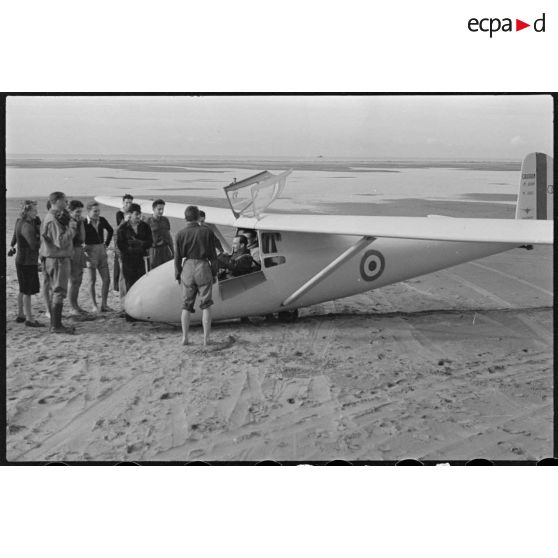 Moniteur expliquant aux élèves les commandes de l'appareil.