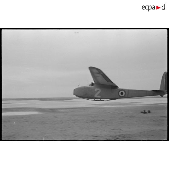 Planeur sur le point d'atterrir sur la piste.