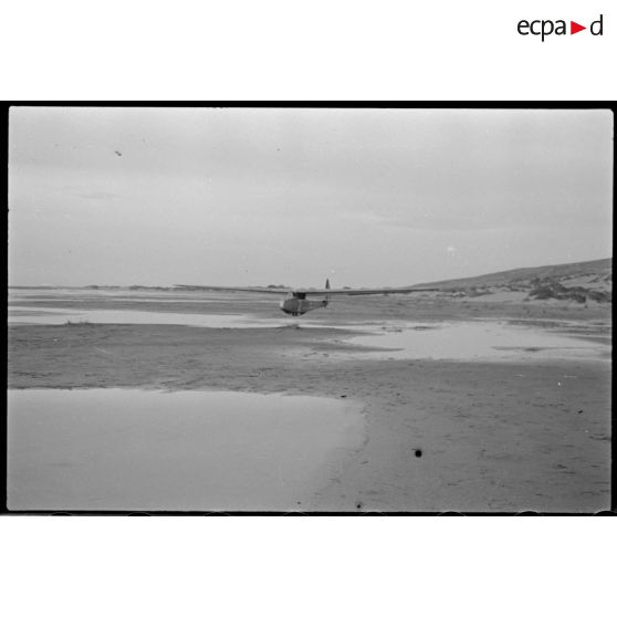 Planeur sur le point d'atterrir sur la piste.