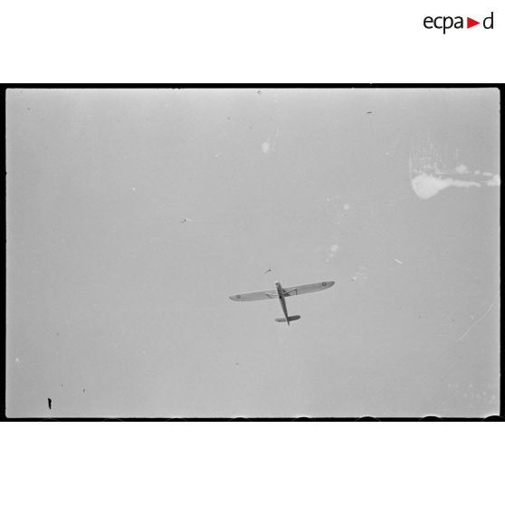 Vue de dessous d'un planeur en vol.