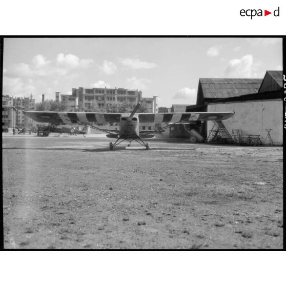 Taylorcraft Piper Cub vu de face.