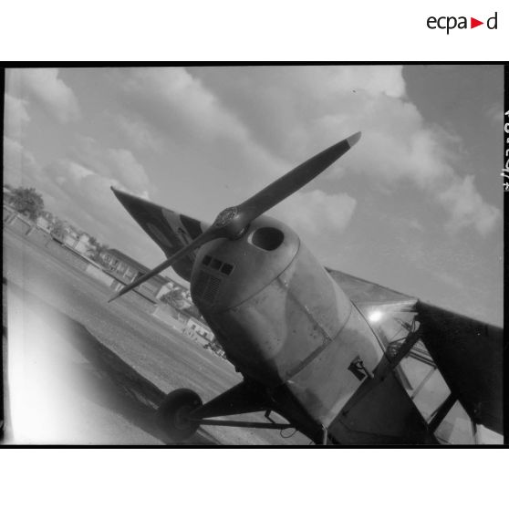 Plan rapproché de l'avant du Taylorcraft Piper Cub.