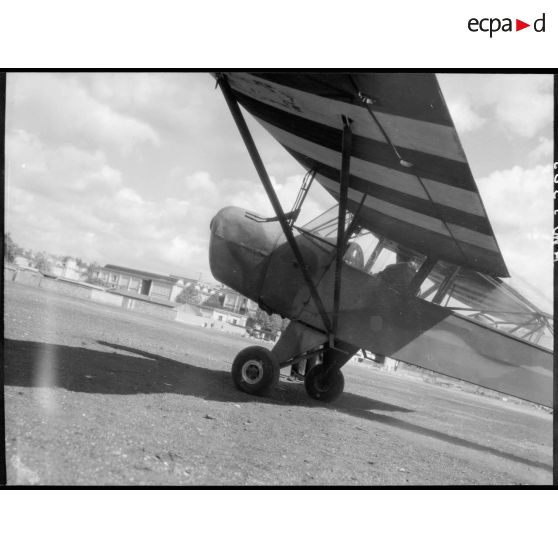 Taylorcraft Piper Cub vu de 3/4 arrière gauche.