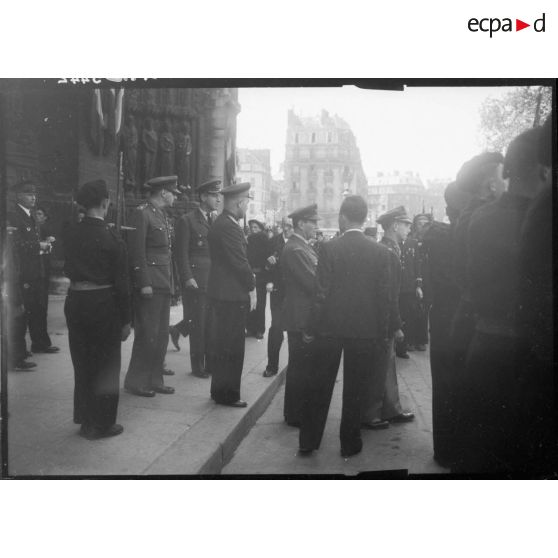 Sortie des officiels ayant assisté à la cérémonie en l'honneur du capitaine Guynemer.