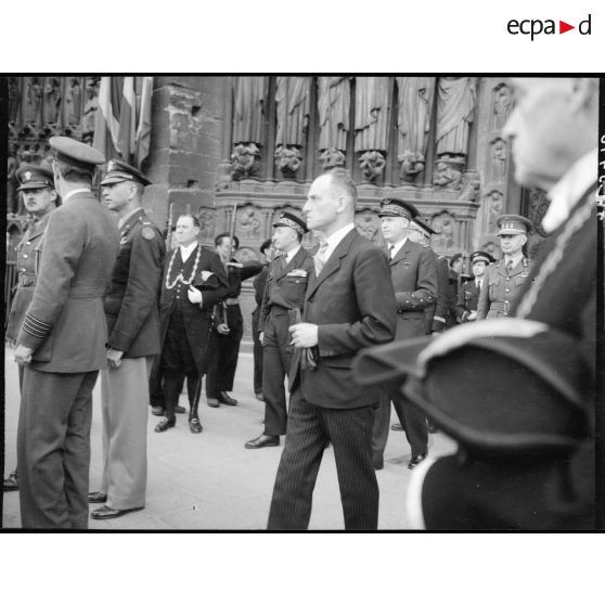 Les généraux Valin et Bouscat quittent Notre-Dame.