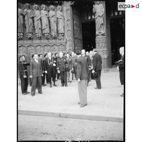 Les généraux Valin et Bouscat quittent Notre-Dame.