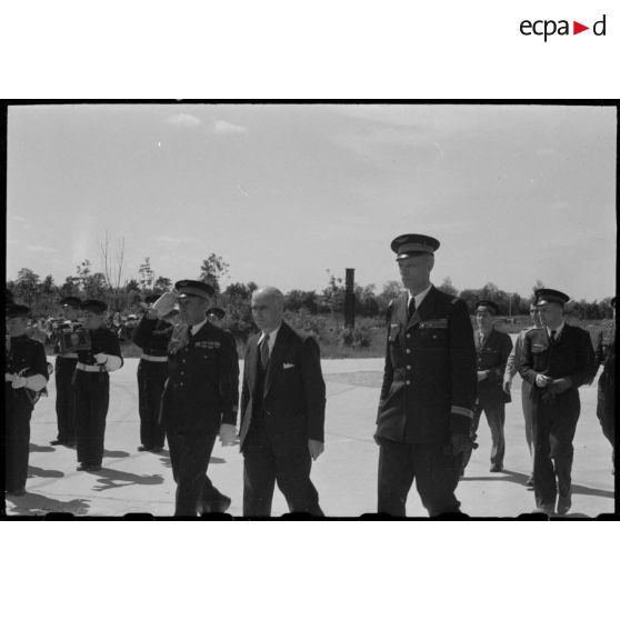 Accueil du ministre par les troupes de la base.