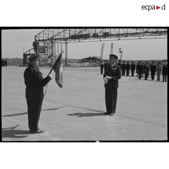 Allocution du commandant Poirier devant le fanion.