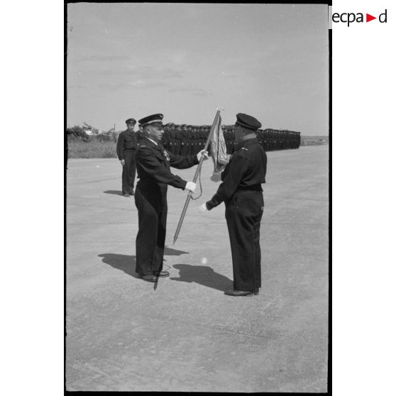 Cérémonie de remise du fanion.