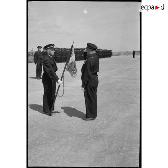 Cérémonie de remise du fanion.