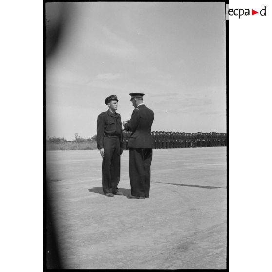 Cérémonie de décoration d'un soldat.