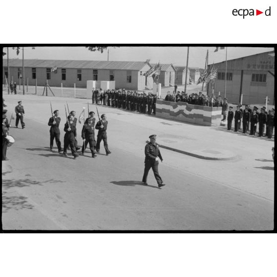 Le défilé des troupes avec le fanion.