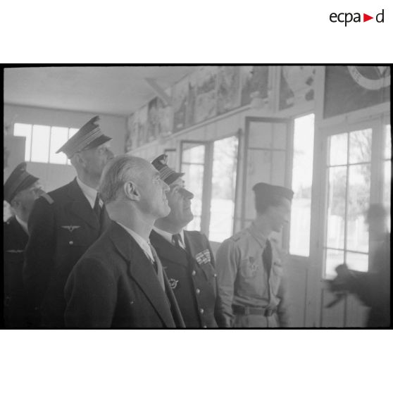 Visite du nouveau foyer par le ministre de l'Air.