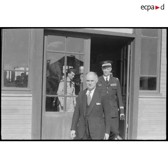 Départ de Charles Tillon.