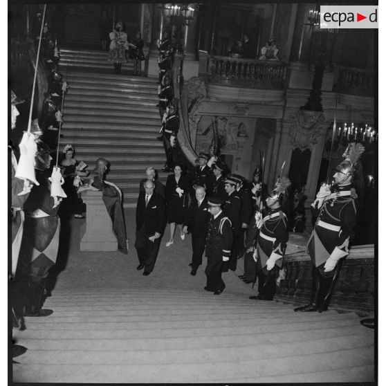 Le ministre de l'Air Charles Tillon fait son entrée à l'Opéra Garnier pour la cérémonie en l'honneur du capitaine Guynemer.