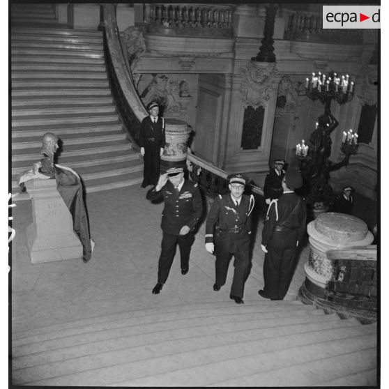 Le général de corps aérien Martial Valin, chef d'état-major de l'armée de l'Air, fait son entrée à l'Opéra Garnier pour la cérémonie en l'honneur du capitaine Guynemer, et y gagne sa loge.