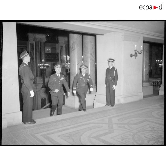 Le général de corps aérien Martial Valin, chef d'état-major de l'armée de l'Air, fait son entrée à l'Opéra Garnier pour la cérémonie en l'honneur du capitaine Guynemer, et y gagne sa loge.