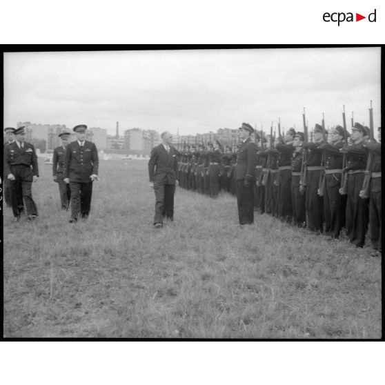 Passage en revue des troupes.