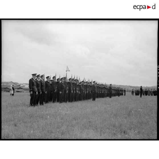 Les troupes au garde-à-vous.