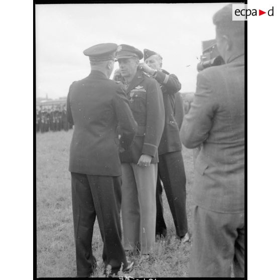 Remise des décorations aux officiers de l'Air américains.