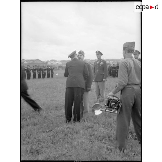 Remise des décorations aux officiers de l'Air américains.