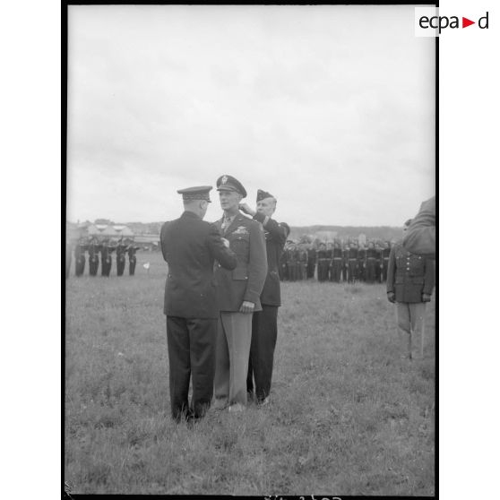 Remise des décorations aux officiers de l'Air américains.