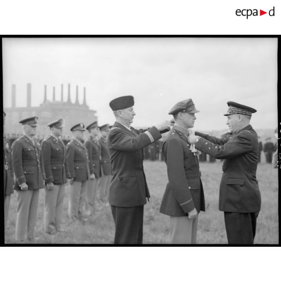 Remise des décorations aux officiers de l'Air américains.