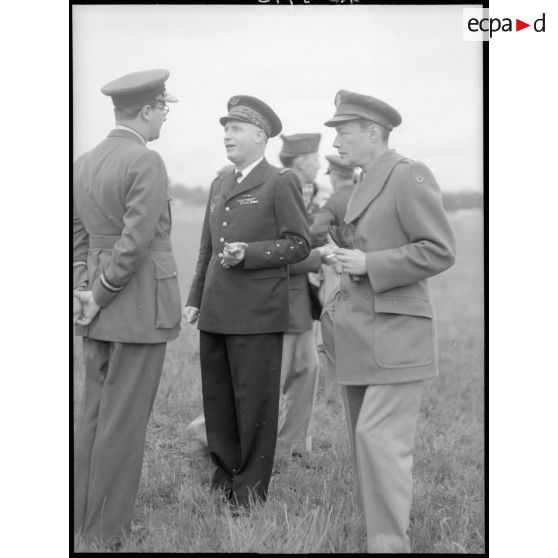 Le général Bouscar et l'Air Commandant Forbes.