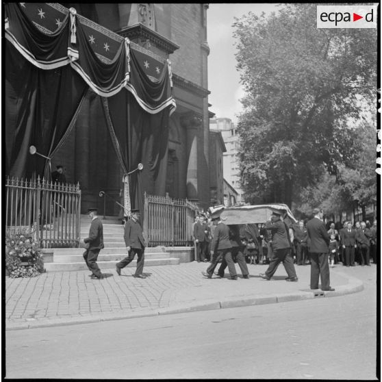 Arrivée à l'église Sainte-Anne.