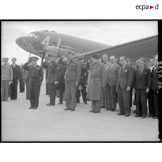 Les autorités militaires et le millionième prisonnier rapatrié saluent pendant l'exécution des hymnes alliés.