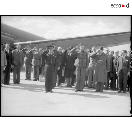 Durant l'exécution des hymnes.