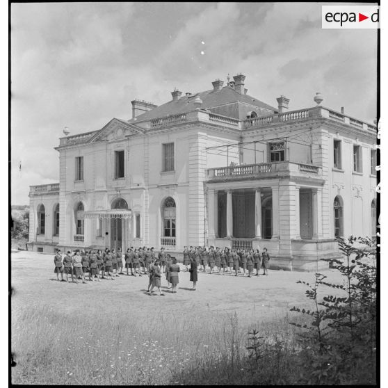 Le rapport devant le château.