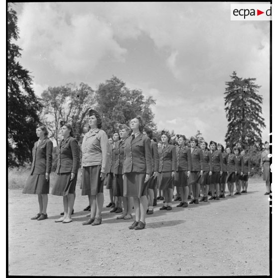 Les élèves de l'école de cadres féminines à l'exercice.