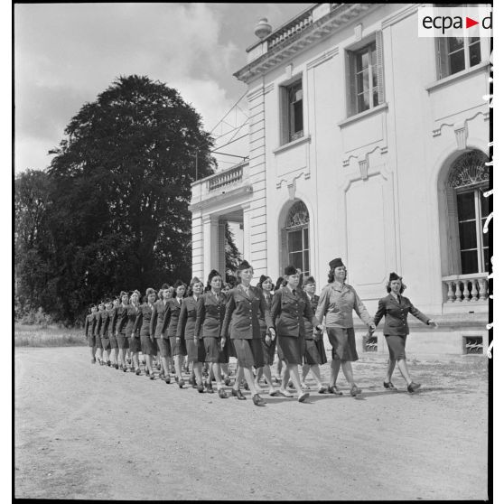Les élèves de l'école de cadres féminines à l'exercice.