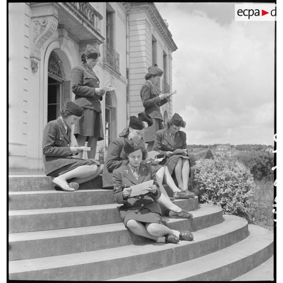 Lecture du courrier.