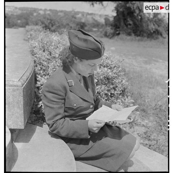 Lecture du courrier.