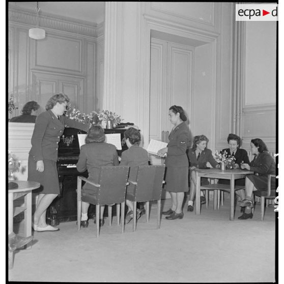 Au foyer de l'Ecole des cadres féminines de l'Air.