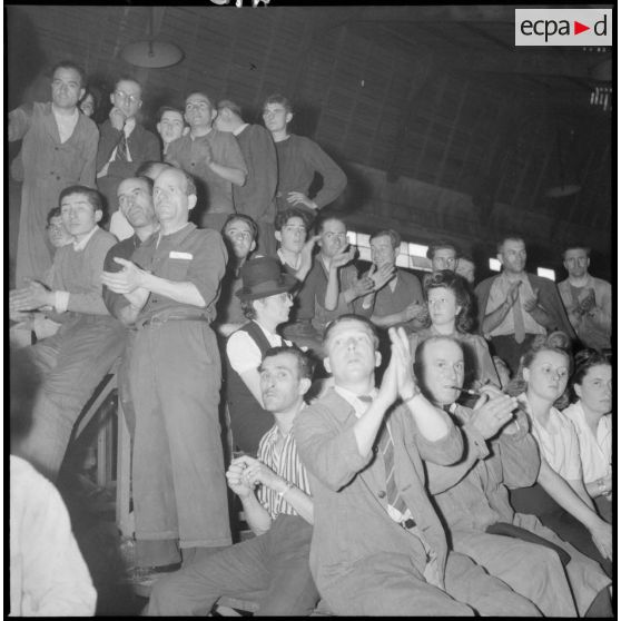 Les ouvriers durant le discours de Charles Tillon.